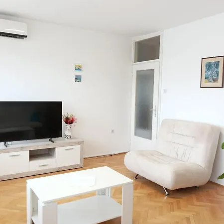 Sunny Brownie Apartment